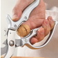 Ciseaux de cuisine multifonctions 🍗 Une lame, plusieurs usages : écailleur à poisson, casse-noix et ouvre-bouteille. Lames dentelées pour une prise en main antidérapante. Verrouillage de sécurité pour éviter les coupures. ✂️