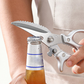 Ciseaux de cuisine multifonctions 🍗 Une lame, plusieurs usages : écailleur à poisson, casse-noix et ouvre-bouteille. Lames dentelées pour une prise en main antidérapante. Verrouillage de sécurité pour éviter les coupures. ✂️